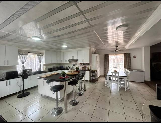 5 BEDROOM HOUSE FOR SALE IN SELECTION PARK